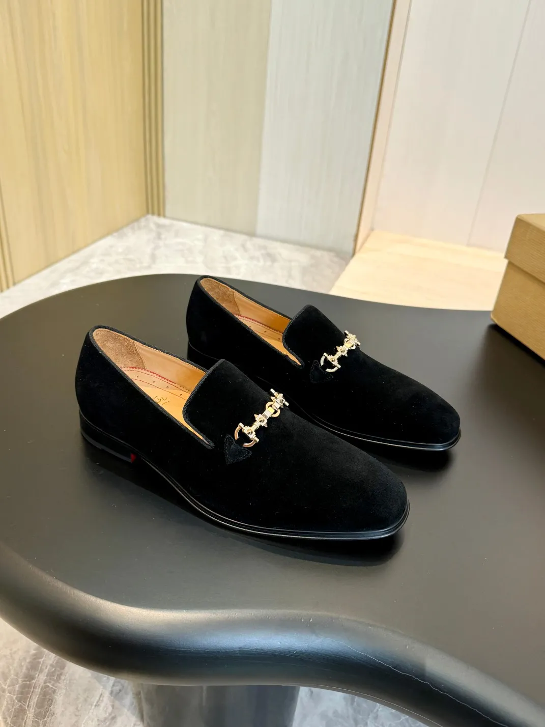 💰960 Christia*.Loubouti* high-end men's business formal leather shoes, original genuine cowhide red sole, imported Italian cowhide outsole, first-layer cowhide, water-dyed cowhide lining, high-end luxury. Size: 39-44 (customized at 38.45.46)✅